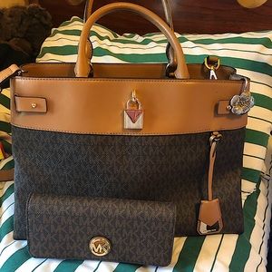 Michael kors purse, brand new with short and long handles plus wallet to match.